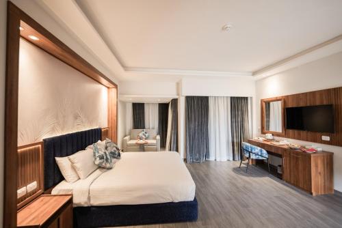 赫尔格达Golden Beach Resort的配有一张床和一张书桌的酒店客房