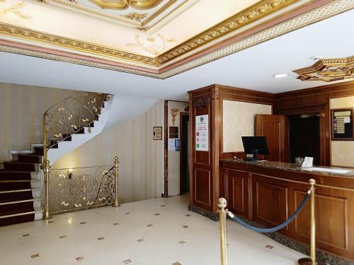 伊斯坦布尔金角湾酒店的大堂设有格子天花板和楼梯