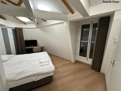 阿姆斯特丹Voyagers Amsterdam的卧室配有白色的床和窗户。