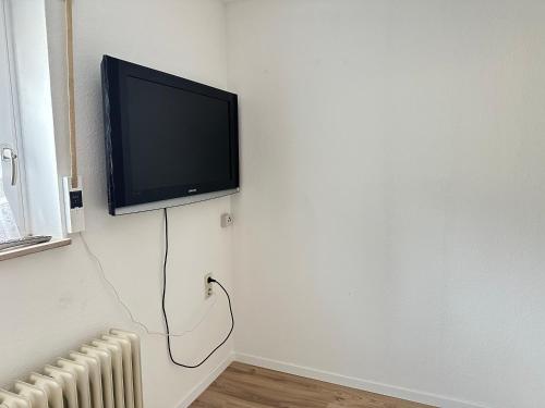 加格瑙MELLoWY Monteure, TV, Küche, Bad的挂在墙上的平面电视