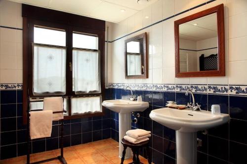 别尔赫瓜拉旅馆的浴室设有2个水槽和镜子