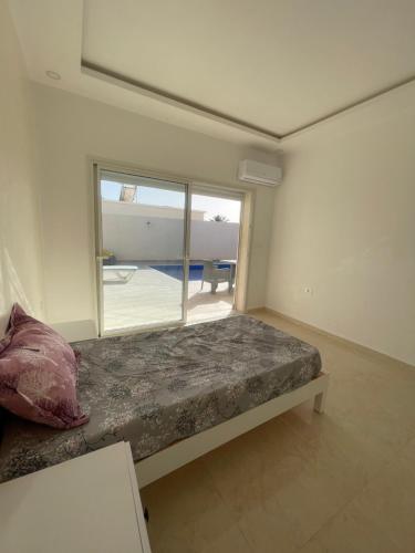 TemlaleVilla Ahmed的一张位于带大窗户的房间内的床铺