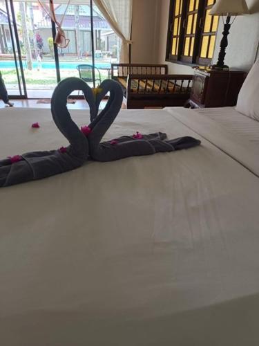Ban Map Khangkhaoไอยรารีสอร์ต的床上的两条毛巾天鹅