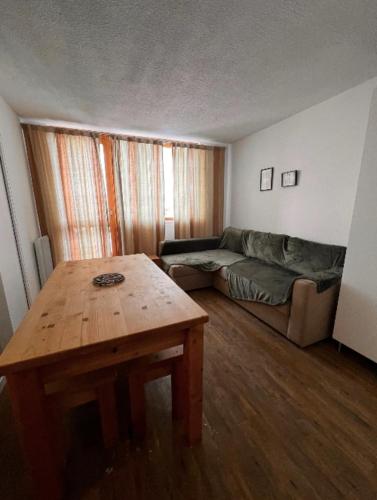 La Plagne TarentaiseModern apartment at the foot of the slopes的客厅配有沙发和桌子