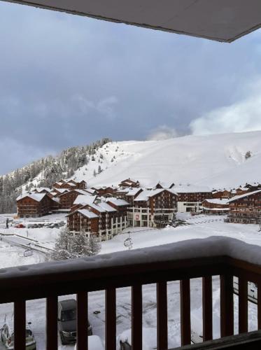 La Plagne TarentaiseModern apartment at the foot of the slopes的从雪地里的阳台可以欣赏到风景