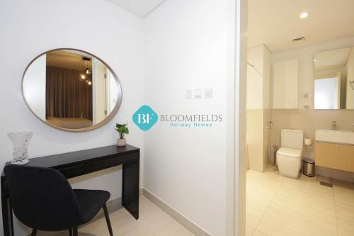 阿布扎比Brand New Luxury 2 Bedroom Apartment的浴室设有镜子、椅子和水槽