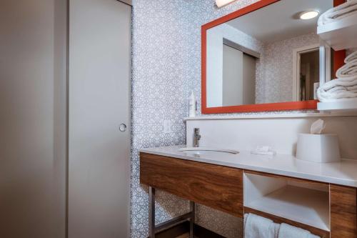 切斯特菲尔德圣路易斯切斯特菲尔德希尔顿恒庭旅馆&套房酒店的一间带水槽和镜子的浴室