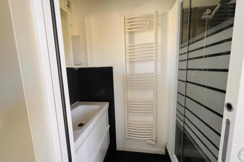 La Plagne TarentaiseModern apartment at the foot of the slopes的一间带水槽和淋浴的小浴室