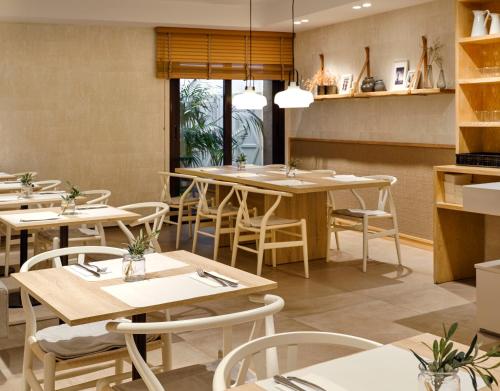 巴塞罗那音乐精品酒店的一间在房间内配有桌椅的餐厅