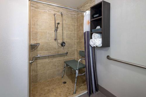 卡温顿科文顿拉金塔酒店的浴室内配有淋浴和椅子