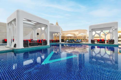 迪拜迪拜V希尔顿格芮酒店的度假村的游泳池