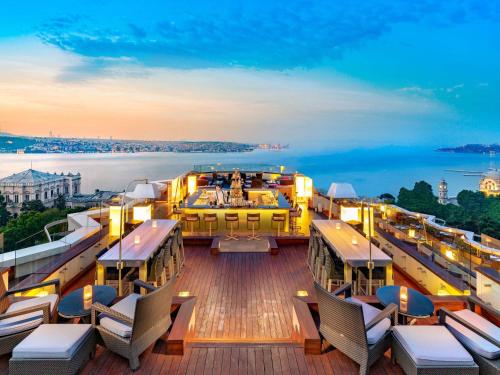 伊斯坦布尔伊斯坦布尔博斯普鲁斯瑞士酒店的享有游轮甲板的景色