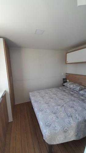 利多克拉西Minicasetta sul mare 1的一间卧室,卧室内配有一张大床