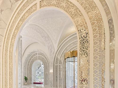 多哈Raffles Doha的华丽的走廊设有拱形天花板和窗户
