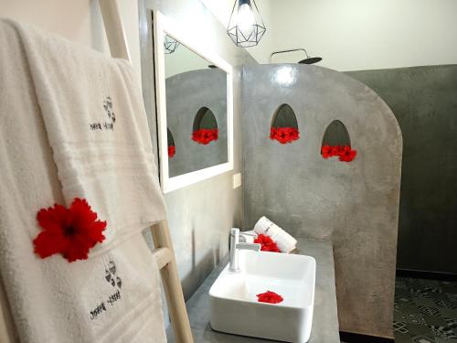 南威Opera Hotel的一间带水槽和镜子的浴室