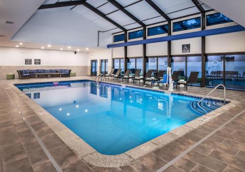 RossmoorDoubleTree by Hilton Monroe Township Cranbury的大楼里一个蓝色的大泳池