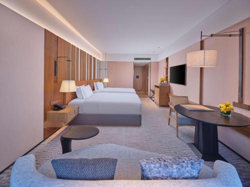 安图县长白山希尔顿逸林温泉酒店的酒店客房,配有床和沙发