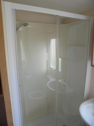英戈尔德梅尔斯Seaview Ingoldmells Bromley 10 Berth 4 Bedrooms Central heated的一个带水槽的玻璃淋浴间