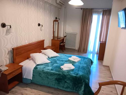 迈索隆吉翁里布雷特酒店的一间卧室配有一张床,上面有两条毛巾