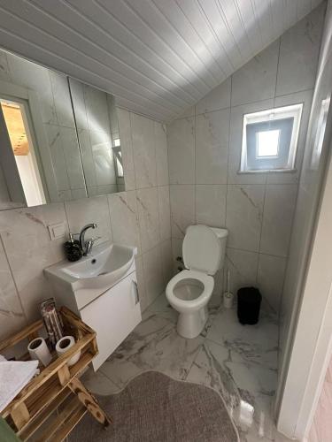 GedellerGökdere evleri的浴室配有白色卫生间和盥洗盆。