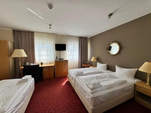 柏林波恩福德（万湖-霍夫）酒店的酒店客房配有两张床和一张书桌