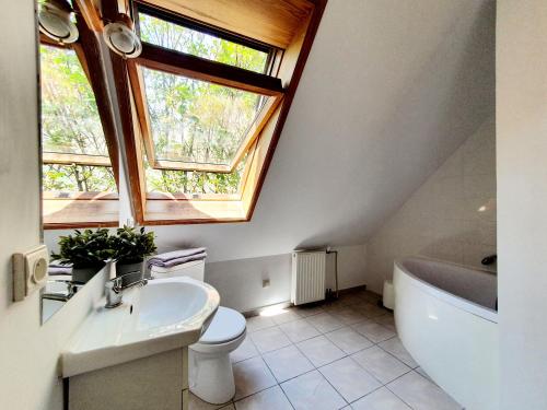 索波特Tanie pokoje w centrum的一间带水槽和卫生间的浴室以及窗户。