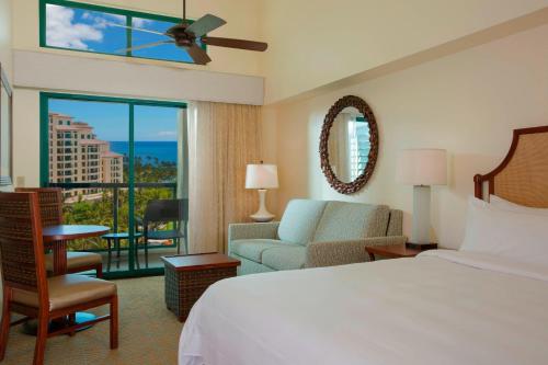 卡波雷科奥利纳海滩俱乐部万豪酒店的酒店客房设有一张床,享有海景。