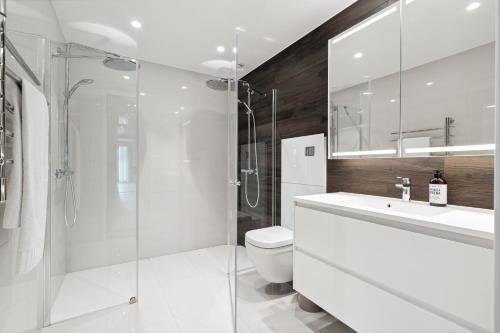 特罗姆瑟TA Vervet- Fram的浴室配有卫生间、盥洗盆和淋浴。