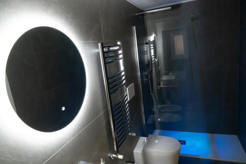 曼弗雷多尼亚Apartment - White Place - Affitti Brevi Italia的一间带圆形镜子和卫生间的浴室