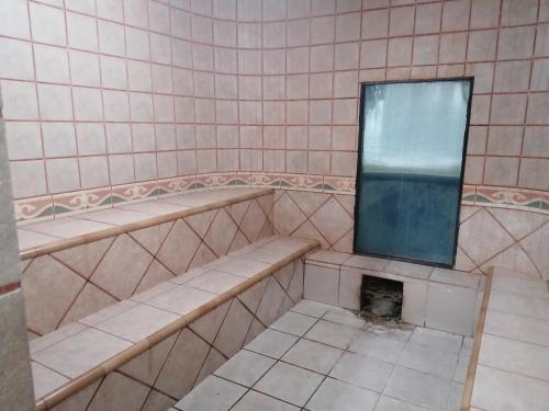 圣克鲁斯Suite 5 Estrellas的浴室设有2张长椅和墙上的镜子