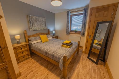 斯特兰拉尔Quay Head View Aparthotel的一间卧室配有一张带黄色枕头的床。
