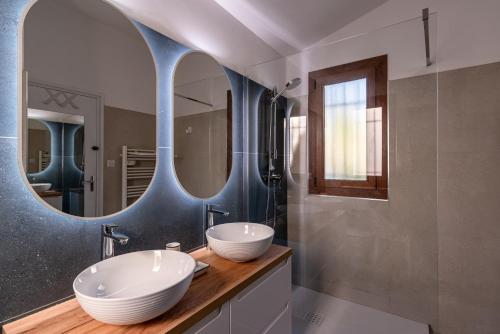 利勒鲁斯Villa Bollaccia - Vue mer avec piscine的浴室设有2个水槽和2面镜子