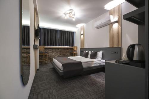 伊兹密尔DEWY HOTEL的酒店客房,配有床和电视