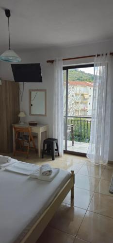 帕拉利昂阿斯特罗Argiropouloi的一间卧室设有一张床,享有阳台的景色