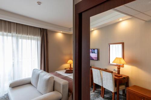 莫劳豪洛姆斗兽场酒店的酒店客房,配有床和镜子