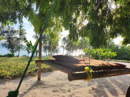 基济姆卡济Sunset Getaway- Villa Makuti的挂在公园里树上的吊床