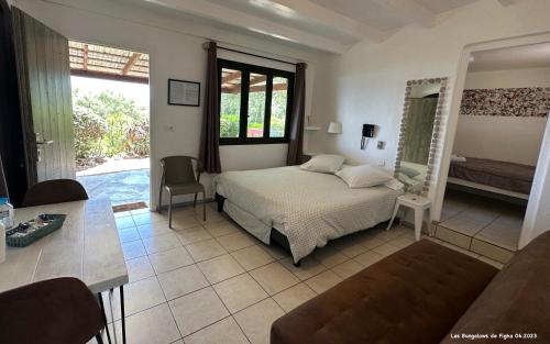 Tarcu费加简易别墅酒店的一间卧室设有一张床和一间客厅。