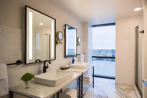 托莱多托莱多市中心万丽酒店的浴室设有2个水槽和2面镜子