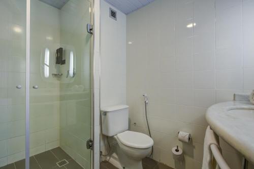 因达亚图巴Rio hotel by Bourbon Indaiatuba Viracopos的浴室配有卫生间、淋浴和盥洗盆。