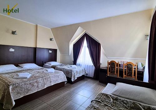 NovoselytsyaГотель "Валерія"的酒店客房设有两张床和窗户。