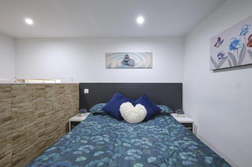 伦敦Half moon Piccadilly的一间卧室配有一张带心枕的床