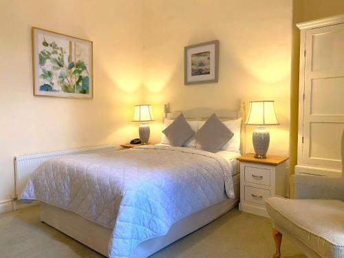 都柏林巴格特宫殿联排别墅酒店的一间卧室配有一张床和两张台灯。