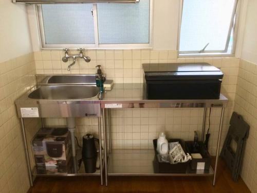 Hanabatachō005.Library room的厨房配有水槽和带水槽的台面
