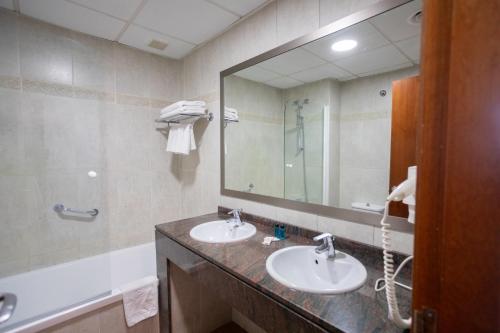 甘迪亚西贝莱斯海滩酒店的一间带两个盥洗盆和大镜子的浴室