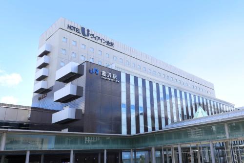 金泽Via Inn Kanazawa的建筑的侧面有标志