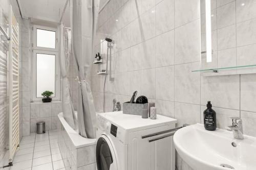 卡塞尔Zentrales Apartment – 2 Boxspringbetten – Netflix的白色的浴室设有水槽和洗衣机。