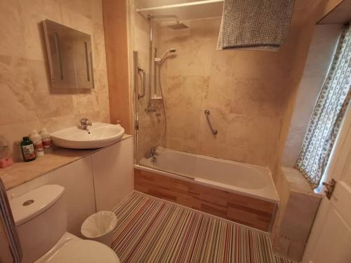 Shenley Church EndBeautiful Airbnb with Ensuite Rooms的浴室配有卫生间、盥洗盆和淋浴。