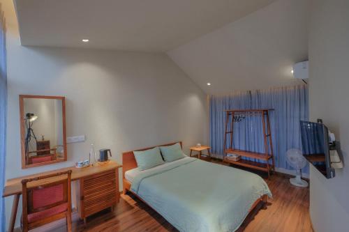 岘港Nhà bình Homestay的一间卧室配有一张床、梳妆台和镜子