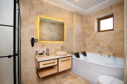 奥塔希萨尔Acer Living Home Cappadocia的带浴缸、卫生间和盥洗盆的浴室