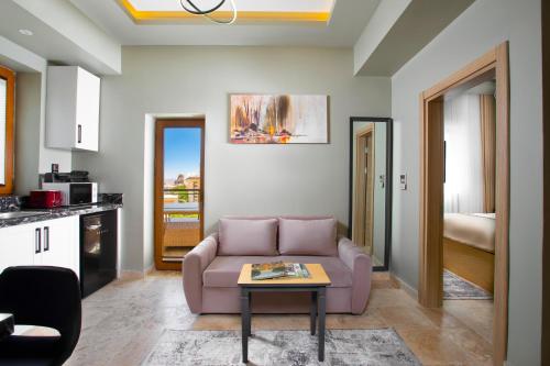 奥塔希萨尔Acer Living Home Cappadocia的客厅配有沙发和桌子